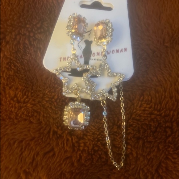 GORGEOUS RHINESTONE and LIGHT PINK CRYSTAL STAR MISMATCHED DANGLE EARRINGS - Picture 4 of 7